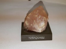 Rosenquarz Mineral auf Sockel aus Sammlung