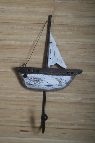 Haken mit segelboot - mit,