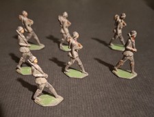 Antike Sammlung von 7 Zinn Soldatenfiguren Handbemalt Auf Sockel Montiert-