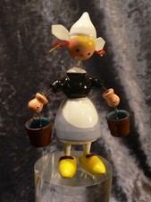 Erzgebirge: Mädchen in Tracht mit Wassereimern, Zitter/Wackel - Figur fürs Auto?