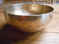 ältere  tibetische /indische Schale,  klarer erdender Klang, leicht anzureiben