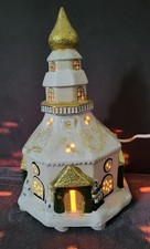 Weihnachtliche Winterliche Kirche mit Beleuchtung