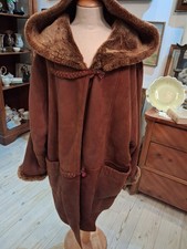 toller brauner Ledermantel/Velour in Größe 42, große Kapuze, weicher Pelz innen