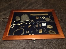 Antik Modeschmuck Konvolut Brosche Börse Medaillon mit Vitrine 