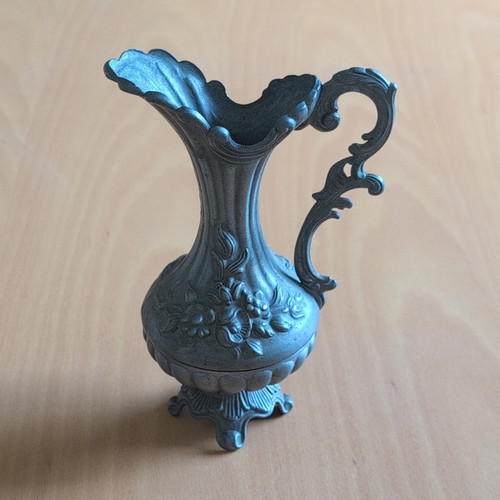Zinnkanne mit blumenrelief - zinnkanne,