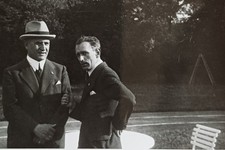 Zwei elegante Männer Herren im Gespräch am Weg Anzug Hut Tisch Stuhl Leiter Foto