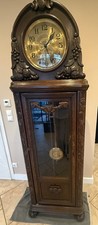 alte Standuhr mit Pendel und