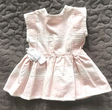 süsses altes Puppenkleid aus