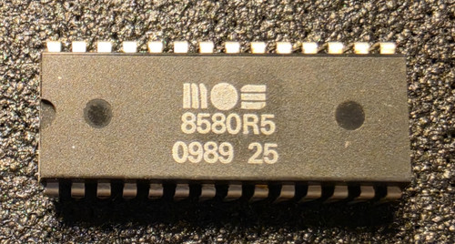 Mos 8580 commodore - r5, (0989)