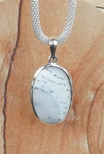 DENDRITEN OPAL Anhänger in 925er Sliber gafaßt an einer silberfarbenen Kette