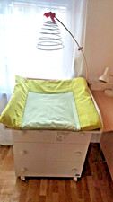 Wickelkommode mit Wickelaufsatz und integrierter Badewanne.