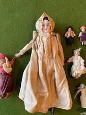 Viele antike Puppen aus