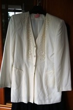 eleganter cremefarbener Damen-Gehrock mit Blütenpaspel, Gr. 40