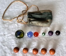 Auflösung-Fundzustand.Vorkrieg.Sehr alter Beutel mit antiken Murmeln gefunden.