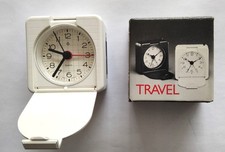Kleiner weißer reisewecker - kleiner,
