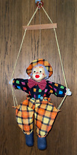 Clown Puppe auf Schaukel sitzend (77 cm Länge Schaukel mit Clown gemessen)