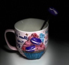 Schöner verzierter Becher und