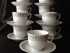 9 x China Porzellan gewellt graues Dekor & Platinrand Kaffeetasse & Untertasse