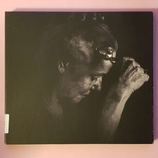 THROANE plus une main a mordre