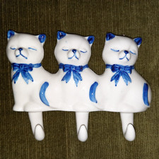 Kleider Wandleiste/Haken 3 Katzen weiß/blau Porzellan HANDARBEIT, Super Zustand!