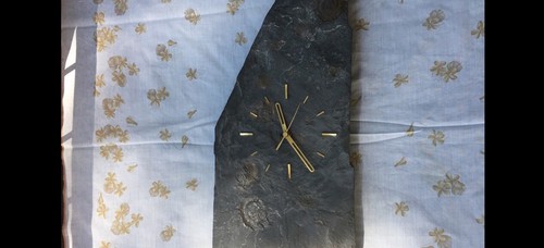 Natursteinuhr und steinplatte - natursteinuhr,