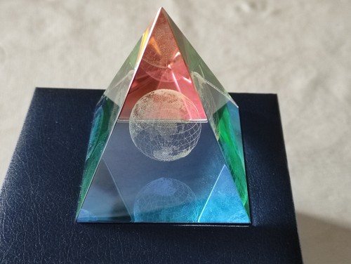Pyramide-Briefbeschwerer-