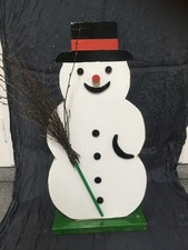Schneemann weiß mit Zylinder und Besen auf Brett aus Holz