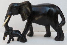 aus Holz geschnitzter Elefant