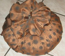 Zierkissen Michel - Rund - Braun-Schwarz mit "Rüschenkopf" -Schleife -Ziernadel 