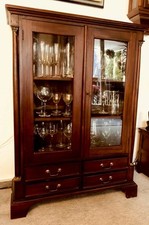 Kolonialstil Vitrinenschrank  Glasschrank mit 2 Glastüren 4 Schubladen antik 