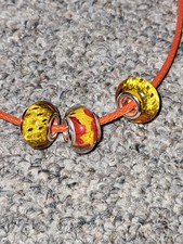 orangene Kunstlederkette mit Perlen/Charms in gelb-orange/Strass/bunt