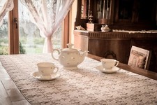 Weiße Tischdecke mit Spitze