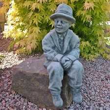 Steinfigur Gentleman Opa als Kantenhocker Großeltern Steinguss Frostsicher 7 kg