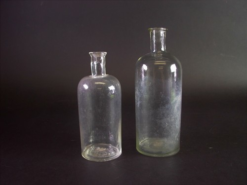 Antike glasflaschen um - 2,