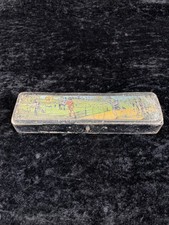 Stifte Box Federmappe aus Holz Spielszene Kreide Schreibfeder Kasten Antik 