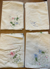4 Tischdecken bestickt 85x85cm
