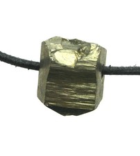 Rohstein gebohrt Pyrit Würfel
