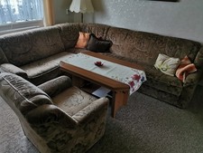 Eckcouch mit Schlaffunktion und Sessel und höhenverstellbarem Couchtisch