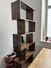 Standregal in dunkler Holzoptik Zum Verkauf im modernen,versetzten Würfel-Design