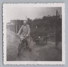 Mann mit Moped und Anhänger -