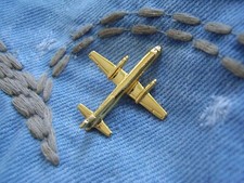 Pin Saab 2000 Turboprop-Flugzeug Regionalverkehrsflugzeug in goldfarben Saab AB