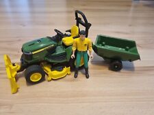 BRUDER John Deere Aufsitzrasenmäher mit Anhänger und Gärtne (62104)