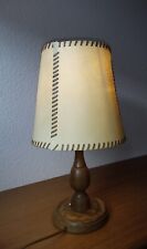Tischlampe, gebraucht, 48 cm hoch, gelber Farbton des Schirms, zeitloser Stil