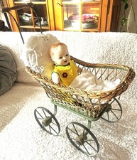 antiker Puppenwagen aus Weidengeflecht mit Raynal Zelluloidkopf Babypuppe