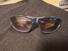Schlichte, klassische Sonnenbrille - blaues Gestell - schwarze Gläser