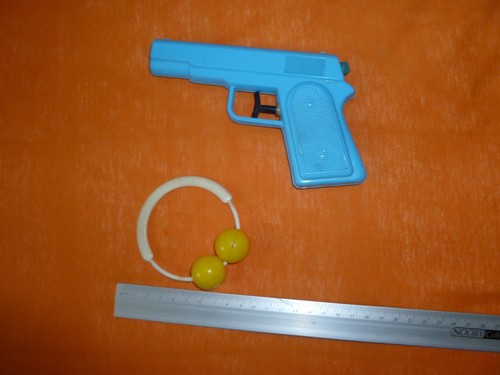Wasserpistole und rassel - und,