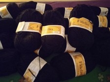 Wolle In Schwarz Und garn Sowie Heft, Strickbuch Und Stricknadeln