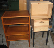  Kleinmöbel: 1 Deckenfluter, 2 Nachtschränke / Beisetelle, 2 Holzstapelkisten 