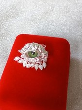 Ring mit grünen Augen Silberperlen inspiriert von Schiaparelli Designs