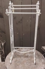 Handtuchhalter / Handtuchständer in Weiß aus Metall im romantischen Landhausstil